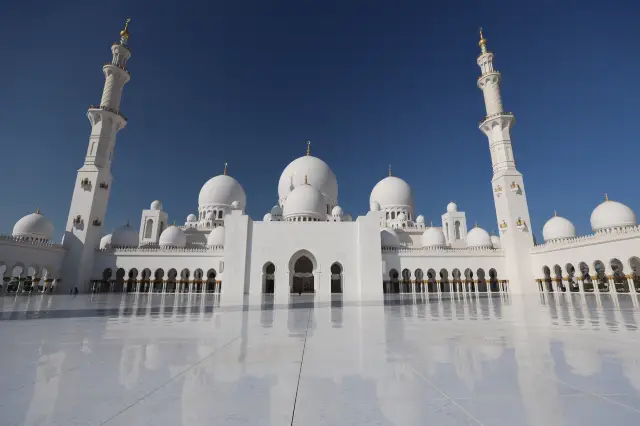 อาบูดาบีที่เปล่งประกายสีทอง