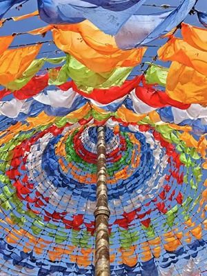 風吹經幡 幡動則福至。
風吹經幡 幡動則福至「如果你喜歡浪漫，西北並非寸草不生」