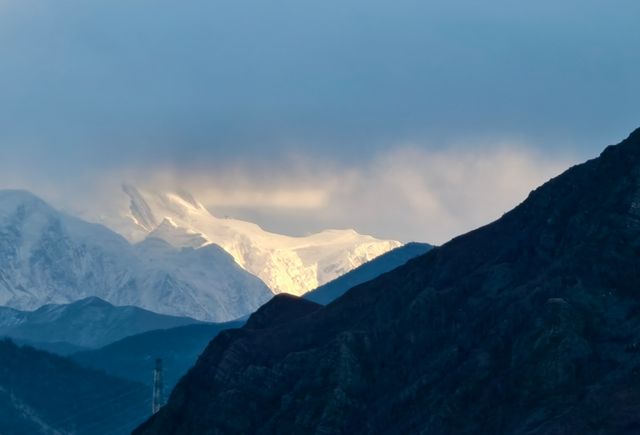2025年貢嘎雪山該怎麼遊玩，海拔多少？