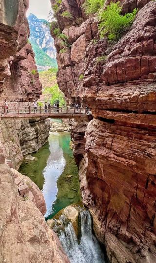 Hongshi Gorge in Yuntai Mountain - Red Rock Cliffs and Danxia Landforms!