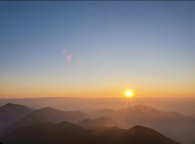 橘色落日，為桂林貓兒山披上浪漫金紗