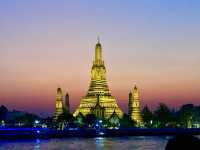 Bangkok’s Wat Arun at Sunset: A Golden Symphony on the Chao Phraya River