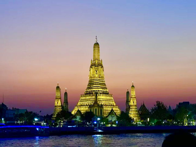 Bangkok’s Wat Arun at Sunset: A Golden Symphony on the Chao Phraya River