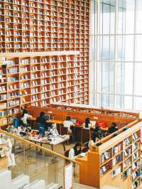 低頭看書抬頭看湖｜滴水湖這家書店美到窒息！