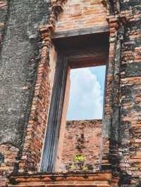 樹抱佛頭：暹羅的「永恆微笑」 地點：瑪哈泰寺（Wat Mahathat） 傳奇故事： 1767年