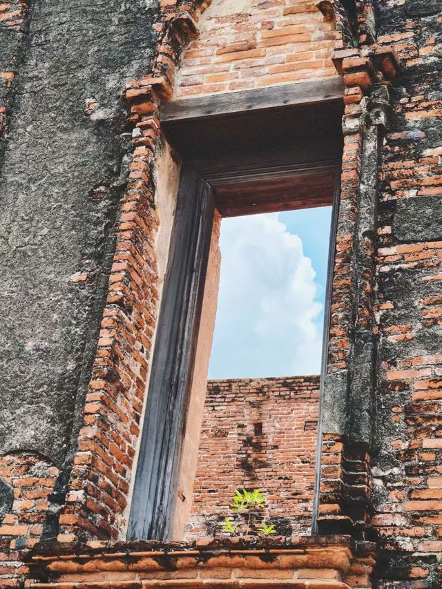 樹抱佛頭：暹羅的「永恆微笑」 地點：瑪哈泰寺（Wat Mahathat） 傳奇故事： 1767年