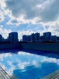 城市綠洲中的一抹湛藍