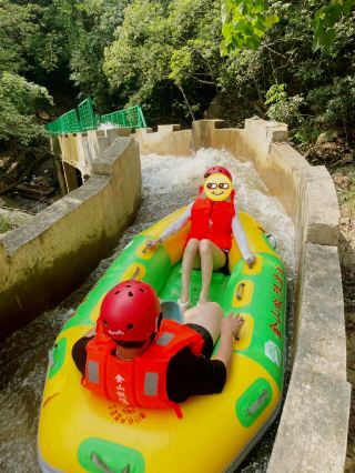 도와주세요! 진산 익스트림 래프팅은 롤러코스터보다 더 짜릿해요. 모두에게 강력 추천합니다! 두 지방이 만나는 지점에 위치해 있어서 한 번의 래프팅으로 두 지방을 모두 둘러볼 수 있어요. 혈세의 파도는 정말 값지죠!