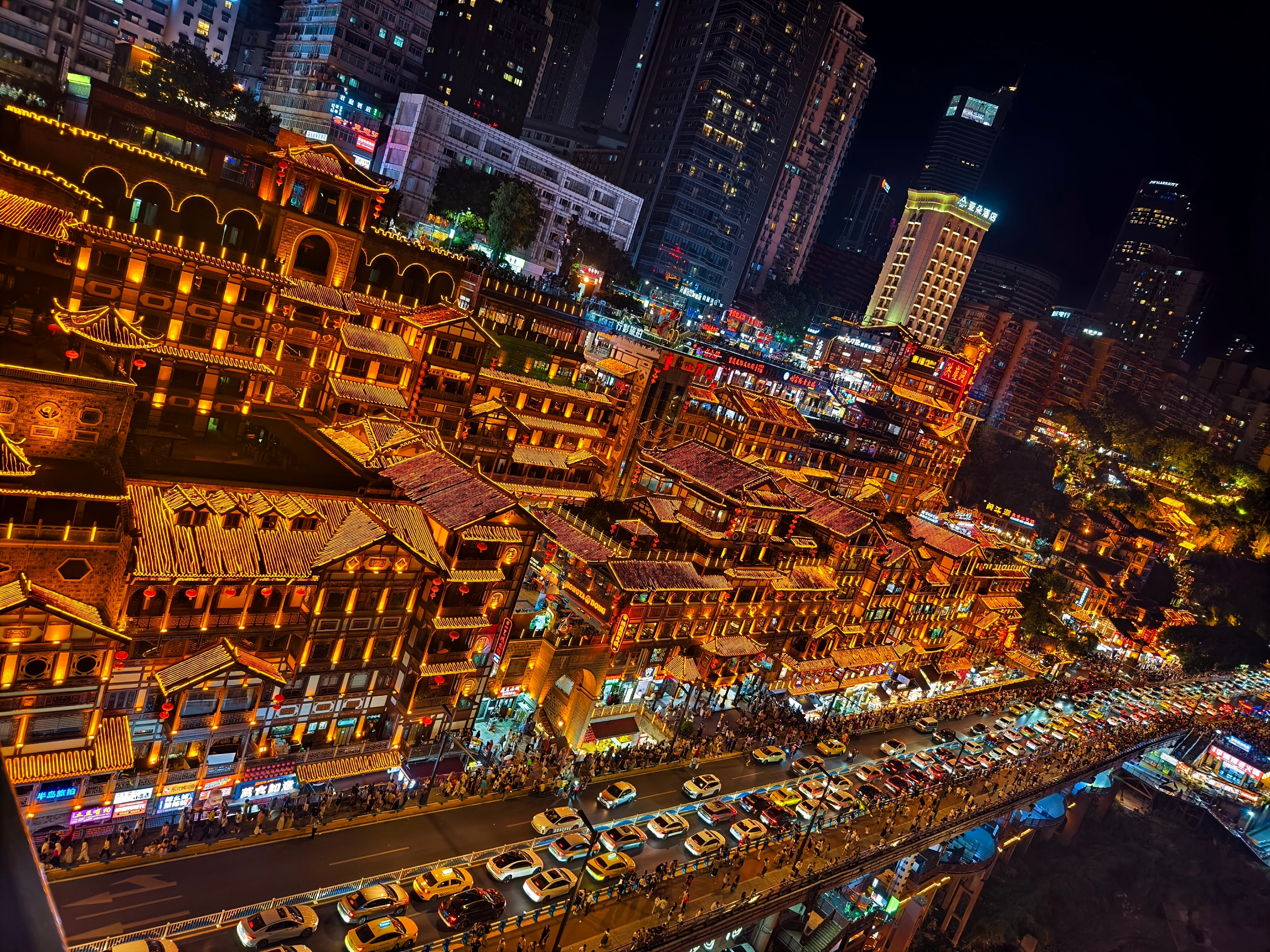Gua Hongya, wajib dikunjungi di Chongqing✨

Tapi 90% orang terjebak dalam perangkap ini 🤦‍♀️

🚖Jebakan Taksi:
Jangan naik taksi langsung ke lantai pertama Gua Hongya❌. Anda tidak hanya akan melewatkan pemandangan panorama👀, tetapi menemukan jalan Anda akan membuat Anda mempertanyakan hidup Anda😫. Antrean lift akan tak berujung⏳

🌈Cara yang tepat untuk sampai ke sana:
1️⃣ Naik taksi ke puncak tebing (lantai 11) terlebih dahulu.
2️⃣ Jalan kaki ke spot foto di Jembatan Qiansimen📸
P.S. Ini tampak samping~

🌟Spot foto yang menakjubkan:
Berjalanlah menyusuri Jembatan Qiansimen ke sisi seberang🔥
Di sini Anda akan mendapatkan pemandangan panorama Gua Hongya yang menakjubkan🌃
Nyalakan lampu di malam hari, dan foto apa pun yang Anda ambil akan menjadi mahakarya🎇

Tips:
Waktu terbaik untuk berfoto adalah antara pukul 18.00 dan 22.00⏰. Ingatlah untuk memakai sepatu yang nyaman👟
Karena banyak jalan kaki💪