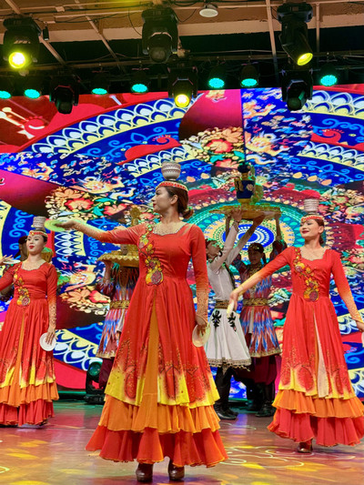 Enjoy Xinjiang's fireworks at the Grand Bazaar's dance dinner
