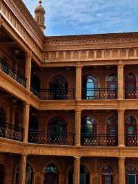 金與白交織好似異域世界