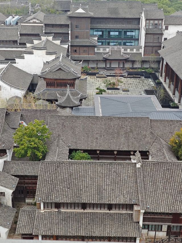 古鎮晨寐，塔上獨醒！