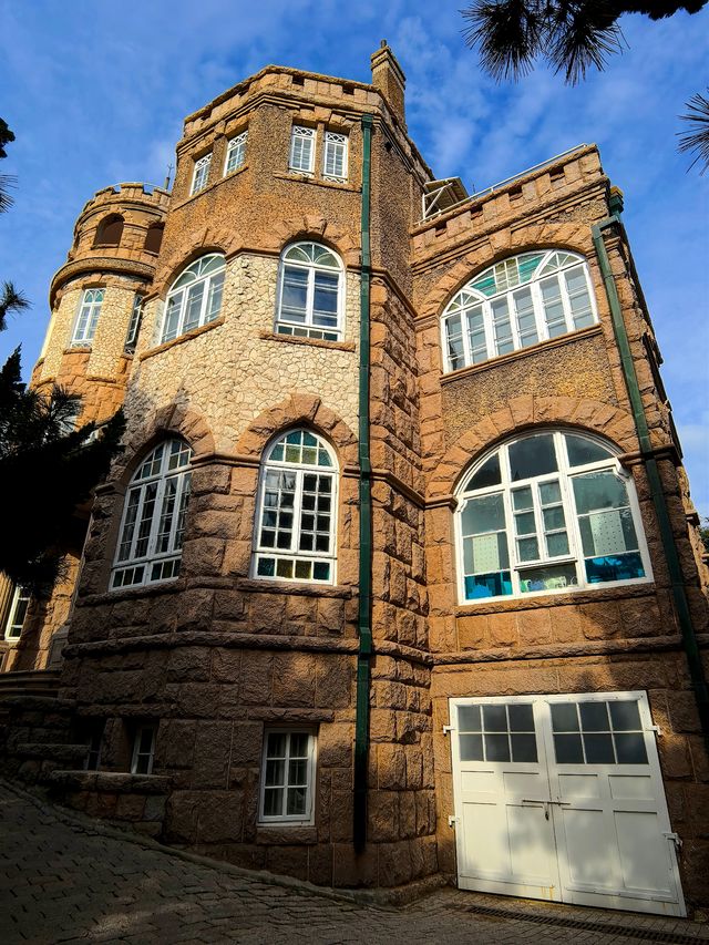 2025.11.17  八大關始建於20世紀30年代，以融合多國建築風格和四季分明的自然景觀而聞名。