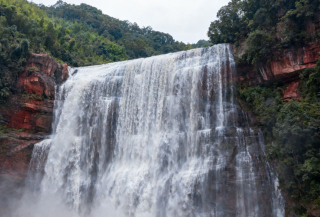 三天扎進赤水：丹霞撞瀑布，美食裹著煙火氣