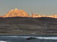 在雪山的凝視下,感受生命的奔放與靈性