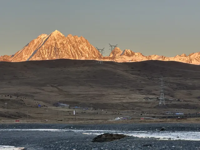在雪山的凝視下,感受生命的奔放與靈性 在雪山的凝視下,感受生命的奔放與靈性