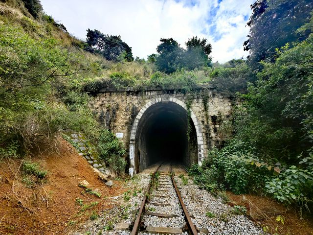 在昆明陽宗海旁竟然藏著一條停用的百年米軌鐵路 在昆明陽宗海旁竟然藏著一條停用的百年米軌鐵路
