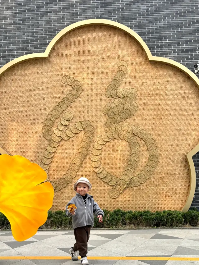 Don't go crowding those tourist spots in Chengdu anymore, please...