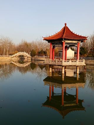 봐봐요! 제가 물속 반영을 찍을 수 있는 보물 공원을 발견했어요! 바로 이 청하 무송 공원이에요
