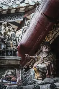 坐在祖廟的紅牆下，我拍到了佛山的魂。