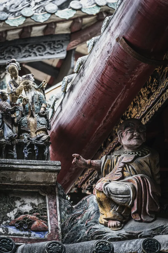 坐在祖廟的紅牆下，我拍到了佛山的魂。