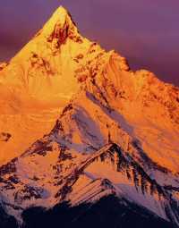 梅里雪山日照金山,金色晨曦閃耀卡瓦格博峰