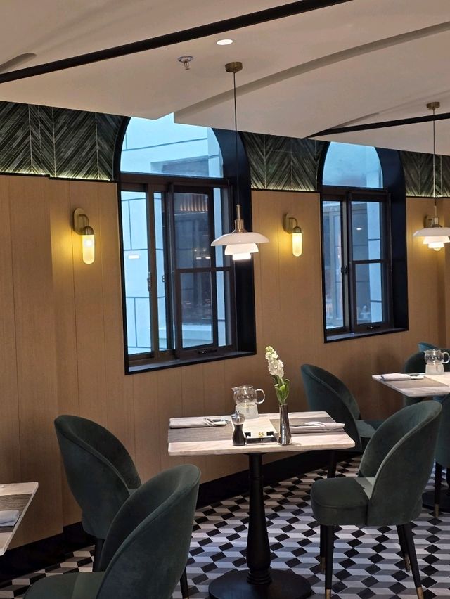 Отель с изысканным рестораном внутри. Отель с изысканным рестораном внутри.