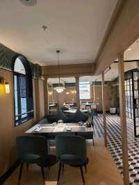 Отель с изысканным рестораном внутри.