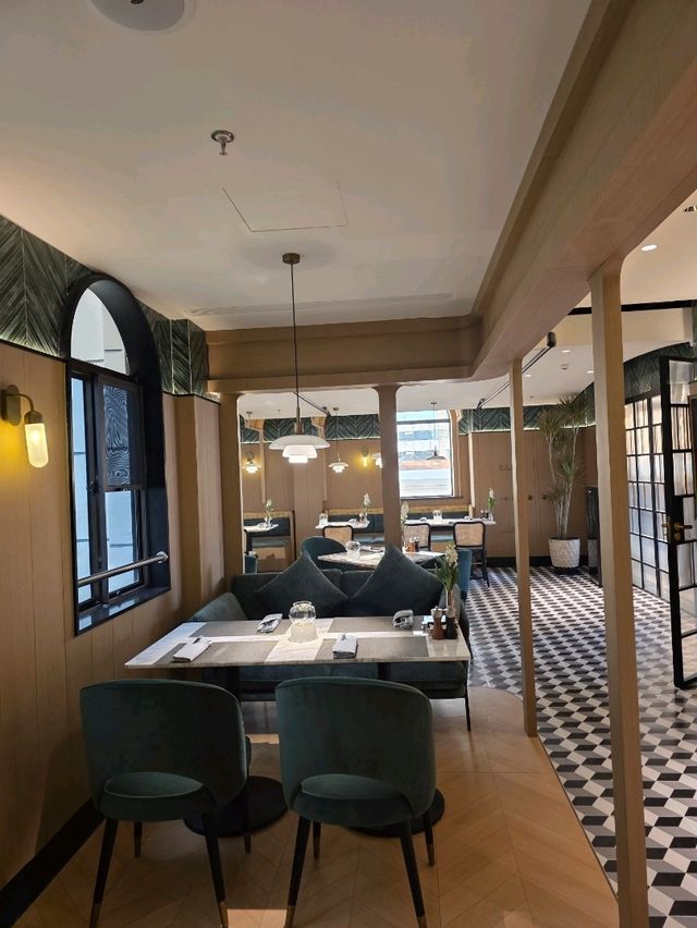 Отель с изысканным рестораном внутри. Отель с изысканным рестораном внутри.