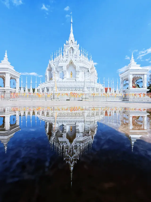 Banna Banruo Temple: A Pure White Dream Under the Blue Sky