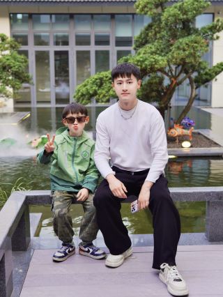 I took my son to a lakeside hotel in Shanghai and spent two days and one night there.