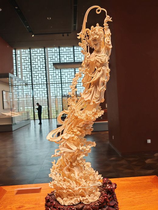 レア！中国名人彫刻芸術家の作品 浮き彫り彫金と紅木紫檀の芸術花瓶 セール！ 中国工芸美術館で非遺を感じる｜牙彫りの水仙花の神 | Trip.com 北京