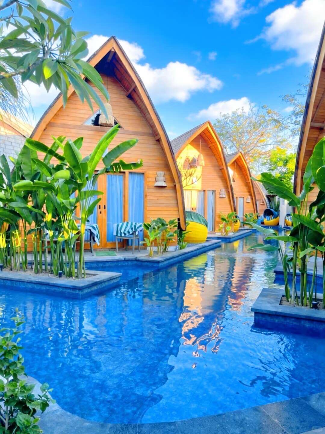 Hotel vila baru di Sanur, Bali ini benar-benar luar biasa! Hotel butik kecil yang tenang di tengah keramaian, menyeimbangkan kehangatan Bali dan suasana liburan privat dengan sangat pas🌿
· 
📍Lokasi tepat di sudut tenang Sanur, seperti tempat rahasia! Sekitar 1 km lebih dari Pantai Pegambak, di sekitar ada lapangan golf, mudah ke taman air dan Pantai Kuta, dari bandara hanya 20 menit, juga tersedia layanan antar-jemput bandara dengan reservasi
· 
Saya memesan kamar keluarga dengan teras dan pemandangan taman, privasi penuh dengan pintu sendiri! Kamar didesain bergaya Bali asli, langit-langit tinggi, ruang sangat luas! Setiap kamar dilengkapi kulkas dan dapur kecil sederhana, bisa membuat makanan ringan kapan saja, kejutan terbesar ada pemutar piringan hitam di kamar, plus dua piringan hitam berkelas sebagai hadiah, setiap hari pulang ke kamar duduk di sofa dengar jazz sangat santai~ Kasurnya empuk sedang, dukungan bagus, setelah seharian jalan langsung tidur nyenyak
· 
Area umum ada kolam renang outdoor dikelilingi taman tropis, airnya jernih dan bersih, di samping ada bar tepi kolam, harga pijat di spa sangat terjangkau! Pijat minyak seluruh tubuh hanya puluhan yuan, terapisnya sangat profesional, selesai pijat badan langsung rileks!
· 
Sarapan dibuat sesuai pesanan, ada pilihan Amerika dan kontinental, telur Benediktus dan roti panggang Perancis sangat direkomendasikan, disajikan dengan kopi dan jus gratis, enak sekali sampai setiap hari di Bali saya semangat bangun pagi! Di sekitar juga ada restoran, kalau tidak mau keluar bisa makan di restoran hotel, ada masakan Asia Tenggara dan Barat
· 
Dari concierge sampai pelayan sangat ramah sepanjang waktu, bahkan ingat nama setiap tamu, rasa dihargai ini sangat menyentuh! Menginap dua malam dapat layanan cuci pakaian gratis, sangat ramah untuk saya yang malas kalau lama tinggal! Juga bisa sewa sepeda dari hotel untuk bersepeda ke pantai Sanur menikmati angin dan matahari terbenam, sangat indah, sudah siap untuk kunjungan kedua!