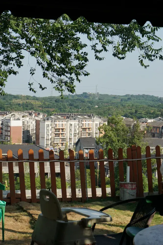 청두 근교 최고 평점의 하이킹 및 관광 명소 | 고풍스러운 마을에 자리한 한적한 산속 낙원. 두 번째 방문인데, 청두 근처에서 마음을 치유하고 재충전할 수 있는 안식처라고 할 수 있겠네요. 강이 내려다보이는 백년 된 목조 가옥들이 인상적입니다.