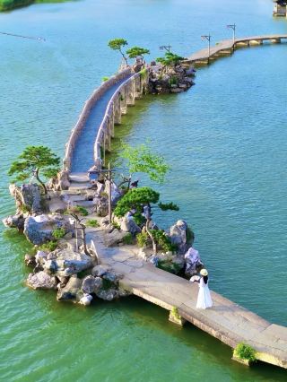 In Yaohu Town, one encounters a love letter written by birds to humankind. Upon entering the landscape of Yangxian, one understands why Su Dongpo favored this place for its elegance. The world admires the gentle beauty of Jiangnan.