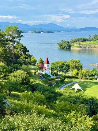A Beautiful Lakeside Spot for a Family Stroll.