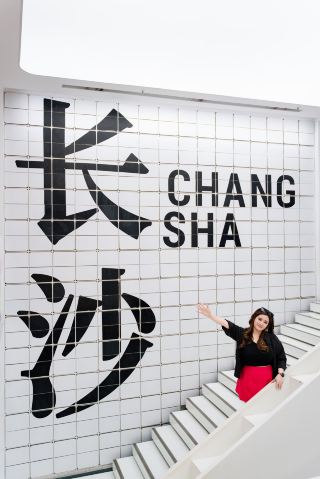 Solo trip to Changsha | Malaysian girl hits all the IFS photo spots ✨
Traveling solo and still filling up your photo album—who gets it? 🥹
Flew from Malaysia to Changsha, aiming to hit all the popular photo spots in Wuyi Square. I've organized the route, so just copy it!
📍IFS 7th Floor | Giant KAWS Bear
A must-visit at this iconic Changsha landmark!
Stand on the rooftop for a photo with the bear, with the city skyline in the background—the vibe is unmatched 📸
I recommend coming in the evening; the light is soft, and you won't have to deal with the harsh sun.
📍IFS 1st Floor | Giant Face Installation + Pink Screen
The pink screen next to the elevator is great for photos; it comes with a built-in soft-light filter.
The face installation is super cool and edgy. Candid solo shots look so cinematic, and you can easily nail that cyberpunk aesthetic.
📍Spring Department Store KKV 2nd Floor | Minimalist Black and White Wall
An indoor spot, so no need to worry about the sun! The black and white contrast looks so sophisticated.
No need for a complicated outfit. Just lean against the wall or take candid walking shots—every photo looks like a magazine spread. It's so comfortable taking photos in the air conditioning.
📍Metro Station Opposite Yonghua Building | Rainbow Wall
A colorful dopamine-style wall—a spot made for energetic girls 🌈
The rich colors really brighten up your skin tone. Solo shots look lively and eye-catching. It's on the way, so you can stop by without going out of your way.
You can still take beautiful photos when traveling solo.
Take your time exploring and shooting, and collect all of Changsha's unique photo spots in one go.
The joy of solo travel is being able to capture yourself looking great, just the way you want.
