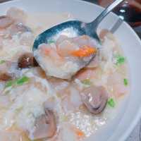 環境方面，餐廳以傳統中菜菜館裝修，夠古色古香，係呢個環境食飯都幾舒服，好適合帶埋屋企人黎開開心心聚下食餐飯~