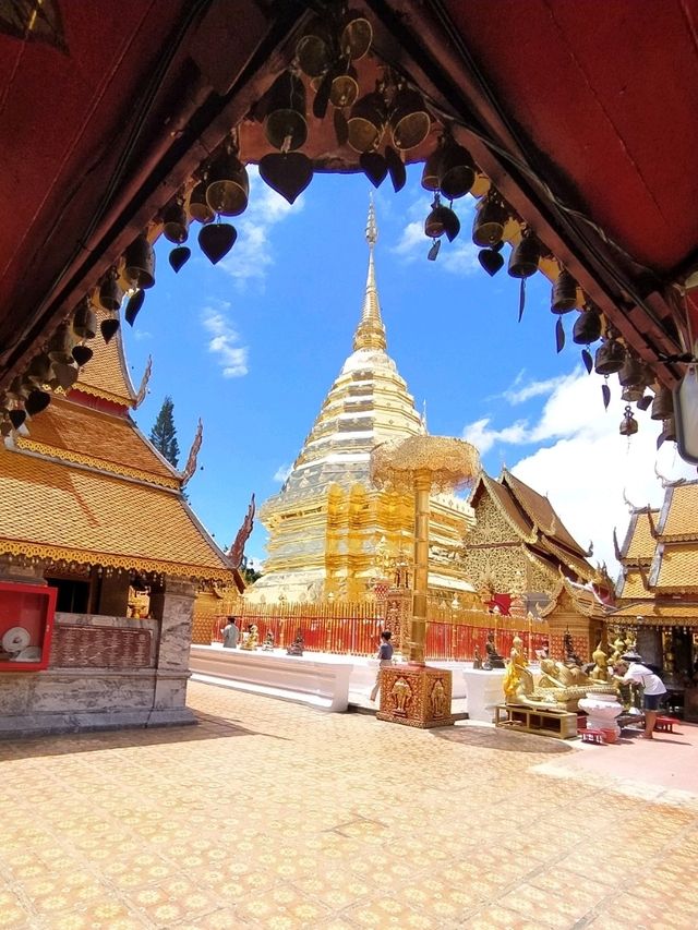 ถึงเชียงใหม่ ไปไหว้พระธาตุดอยสุเทพเอาฤกษ์เอาชัย