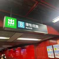 ถ่ายรูปชิคๆ กับป้ายสถานีรถไฟฮ่องกง