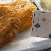 อร่อยล้ำพายชาไทย ดีต่อใจที่ร้านApril Brasseries