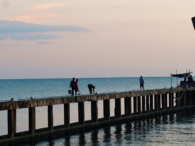 รับลมชมพระอาทิตย์ตก หาดแม่รำพึง จ.ระยอง