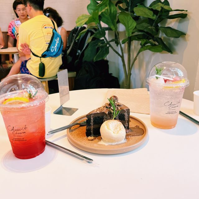 ชีวิตชีวา คาเฟ่สวยๆ ที่นิมมานซอย 7
