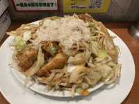 東京・渋谷。東京デカ盛りマシマシグルメ。八百屋さん直営『肉野菜炒めベジ郎 渋谷総本店』