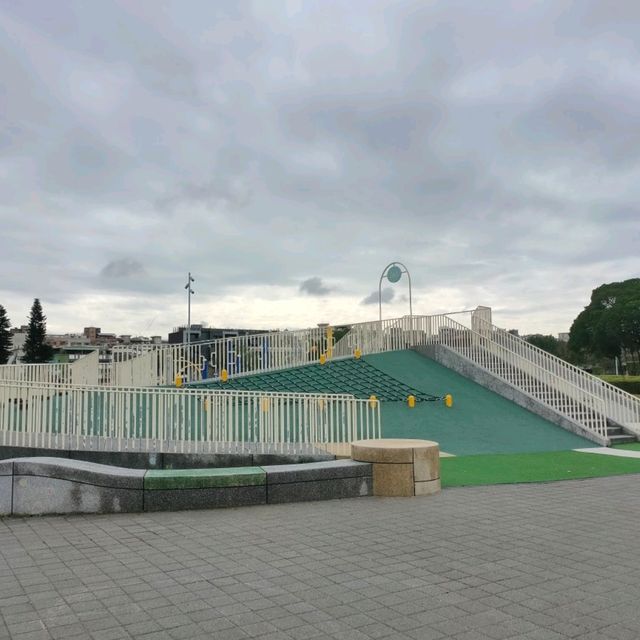 新生公園共融式大型兒童遊樂場