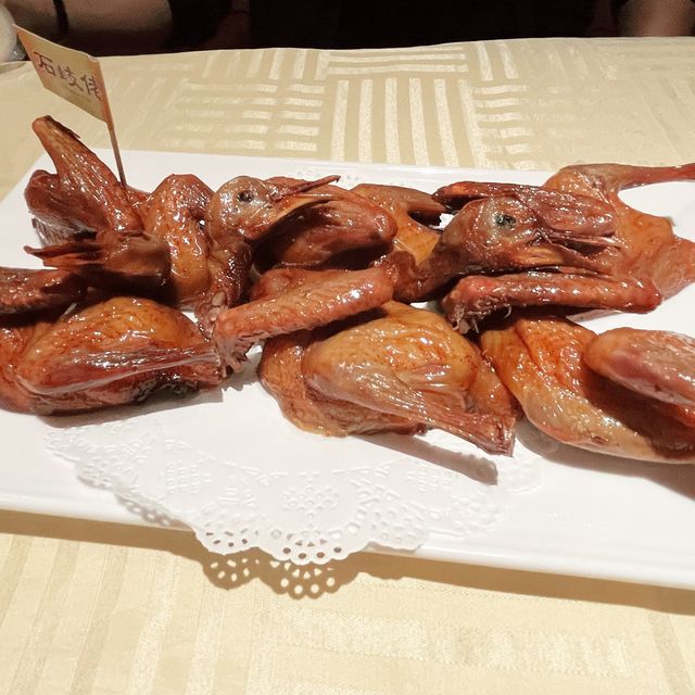 中山美食🌺非常出色嘅燒乳鴿，餐廳裝修有風味❤️石岐佬🍖