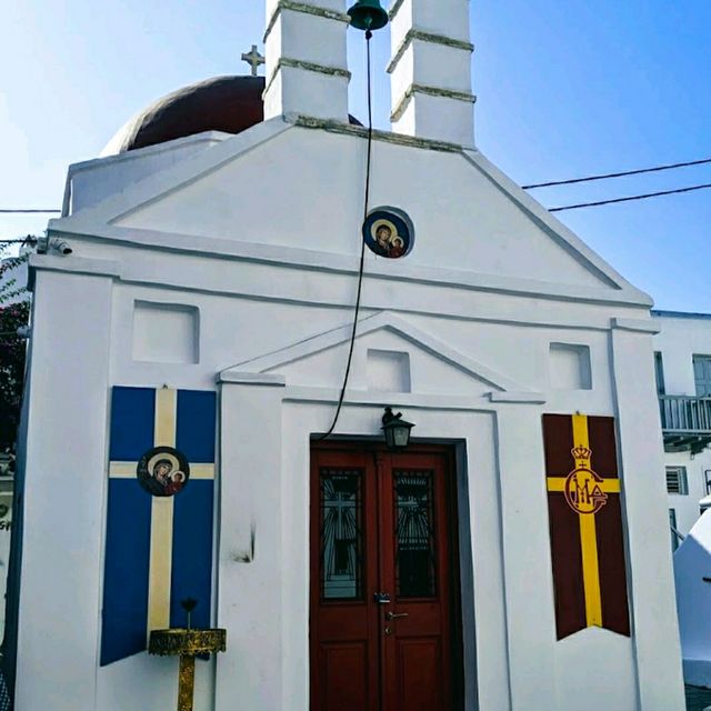 WHITE ASYMMETRICAL CHURCH IN MYKONOS!