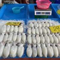 สะพานปลาอ่างศิลา ตลาดอาหารทะเลและของฝาก จ.ชลบุรี