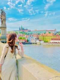 【絶景】絵本みたいな街並みがかわいい❤️プラハを代表する名所カレル橋🌉🇨🇿