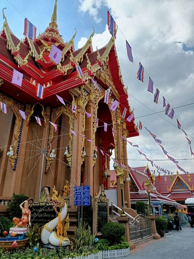 สักการะพระพุทธรูป ชมวัดไผ่เขียว